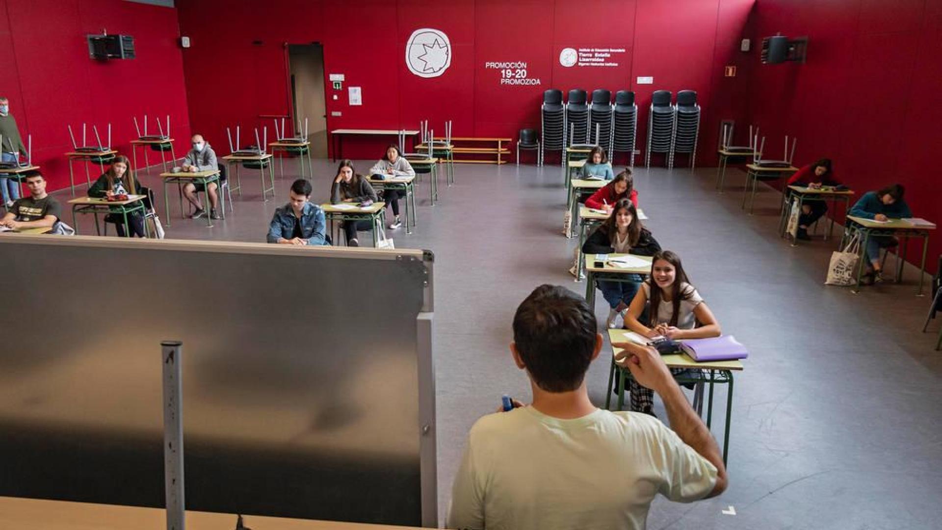 El IES Tierra Estella, ayer en una de las clases para los alumnos de 2º de Bachillerato que se preparan estos días para la selectividad.