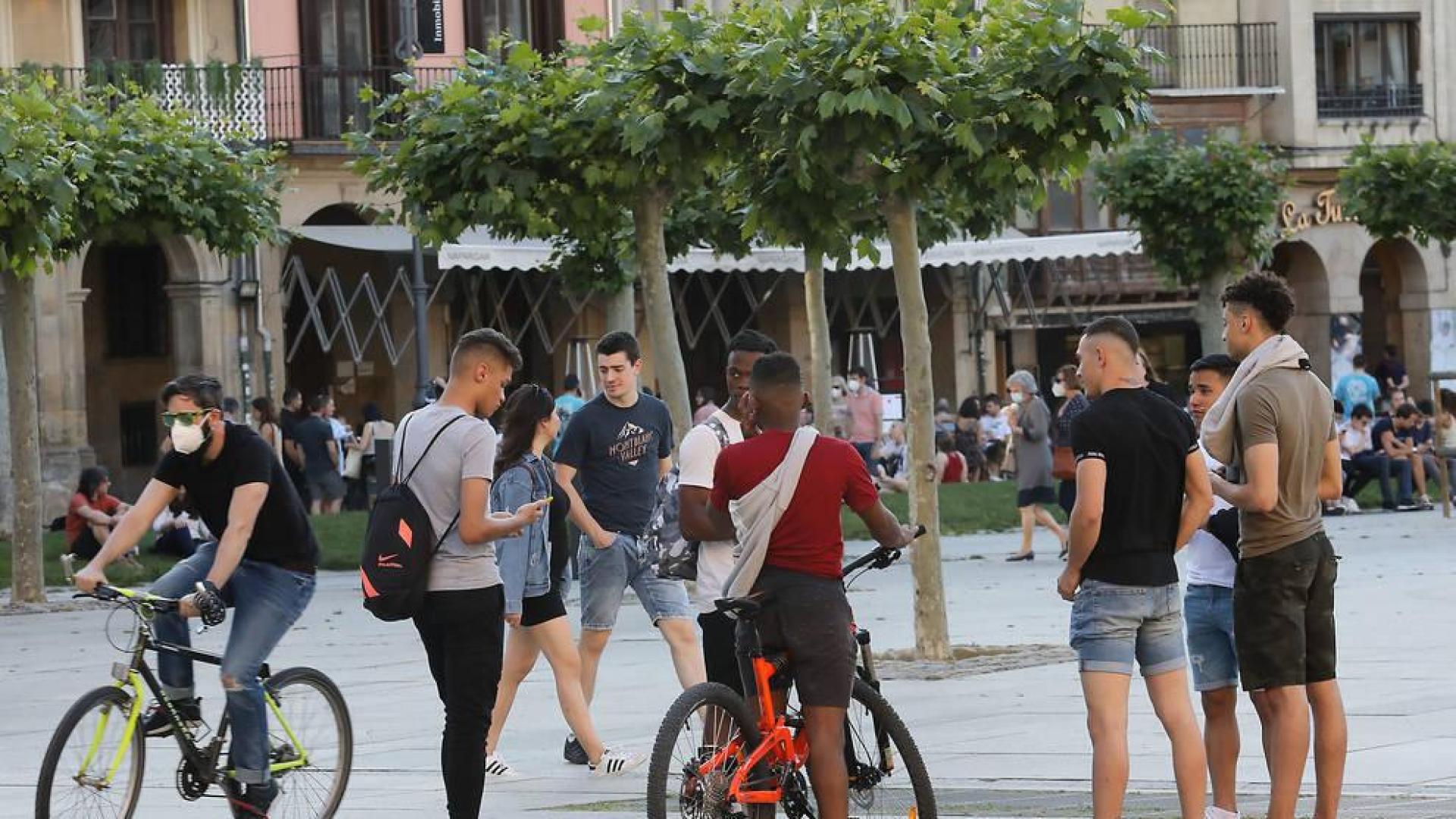Ambiente en la Plaza del Castillo de Pamplona a finales de mayo.