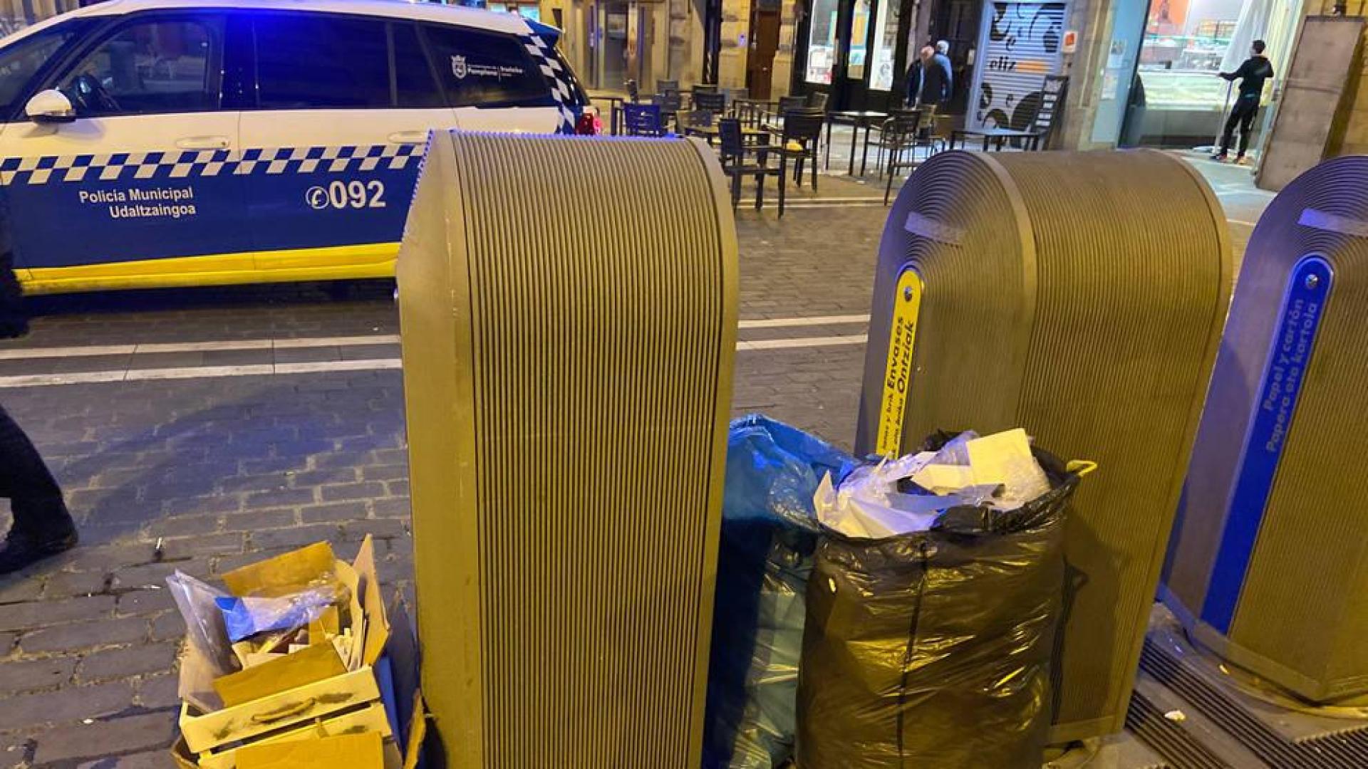 Denunciados seis locales por dejar basura fuera de los contenedores