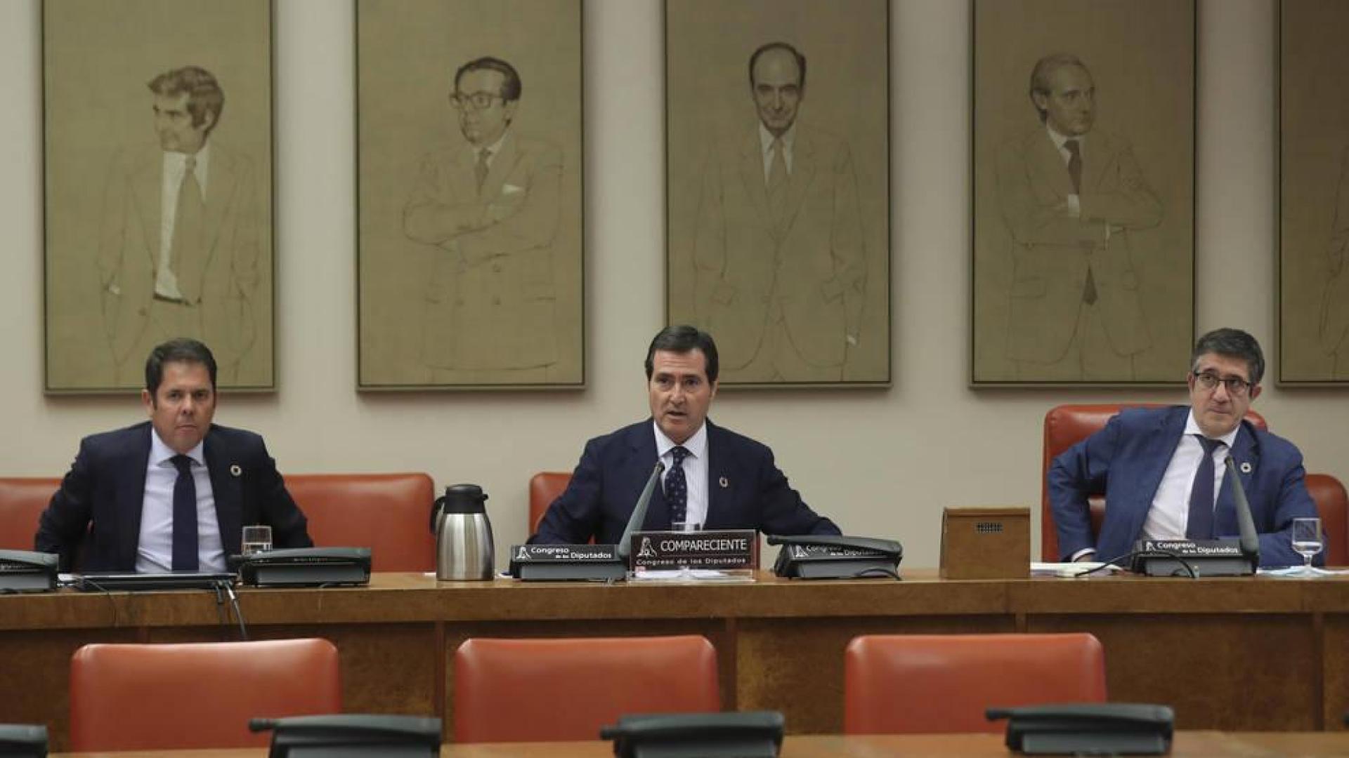 El presidente de la CEOE, Antonio Garamendi (c), y el presidente de CEPYME, Gerardo Cuerva (izda), comparecen ante la Comisión para la Reconstrucción Social y Económica del país