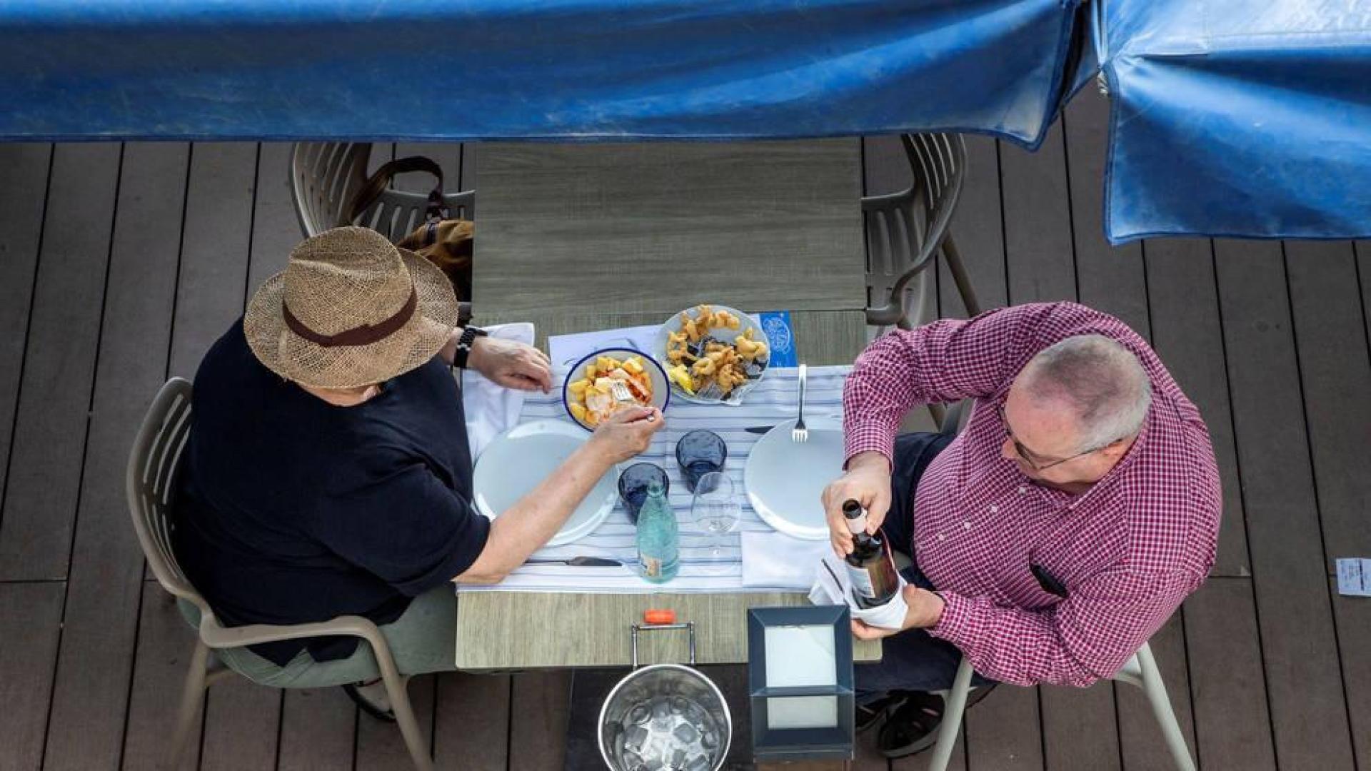 Una pareja come en la Barceloneta.