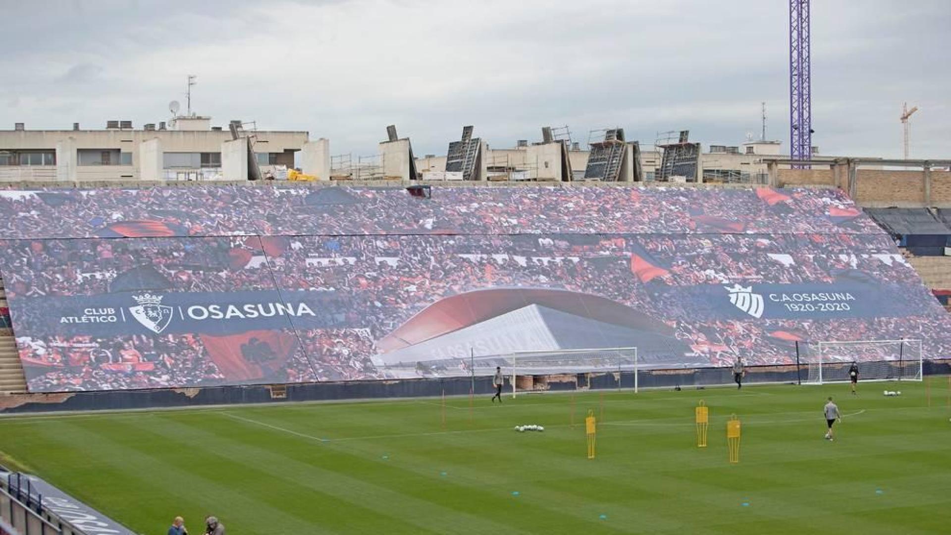 Así luce la lona colocada en la grada de El Sadar