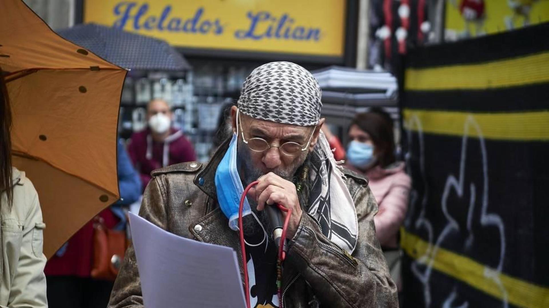 Profesionales del sector cultural se han reunido en la plaza del Ayuntamiento de Pamplona para reivindicar que son un bien necesario para la sociedad y pedir soluciones contra la precariedad de un ámbito que está sufriendo especialmente la crisis de la COVID-19.