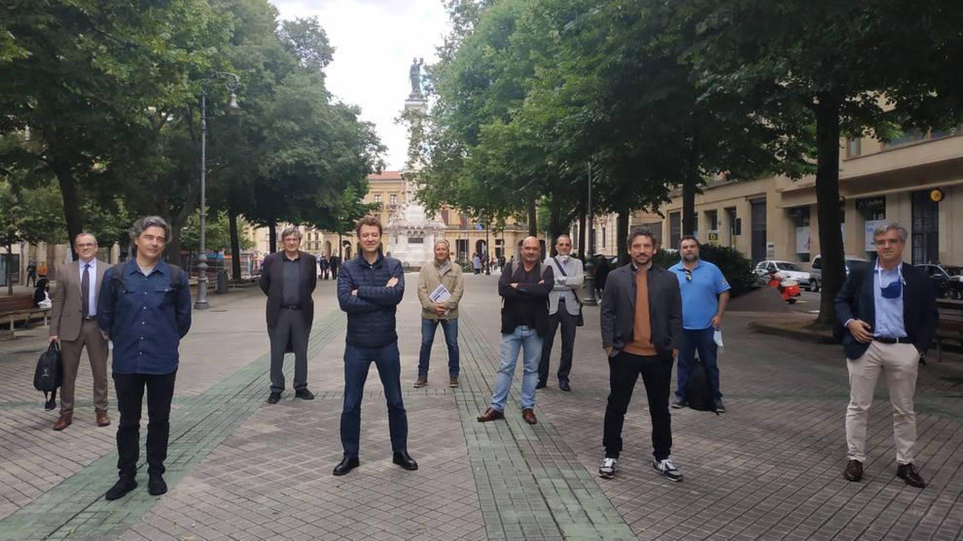 De izda. a dcha.: Jorge Santos, de ARPA Abogados; Eduardo Jiménez, de Free Your Mind; Gerardo Herrero, de Tornasol Films; Miguel González, de Free Your Mind; Isidro Parrondo, de Camera Rental Service; Arturo Cisneros, del CLAVNA; Javier López Blanco, de Tornasol Films; Miguel Iturralde, gerente del Centro Navarro de Producción Cinematográfica; Javier Valdés, de AdHoc, e Ignacio Santias, de Peris Costumes.