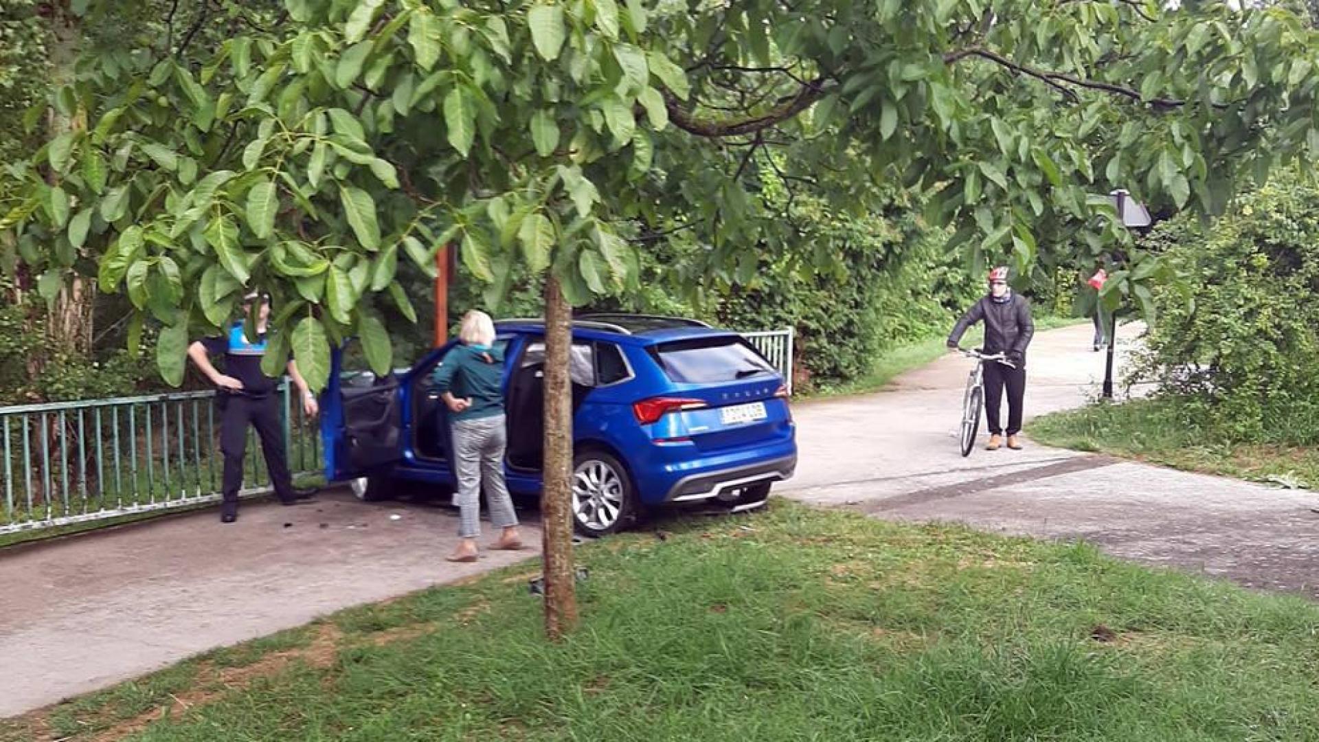 Un coche se sale de la vía y cae al Paseo del Arga en Burlada