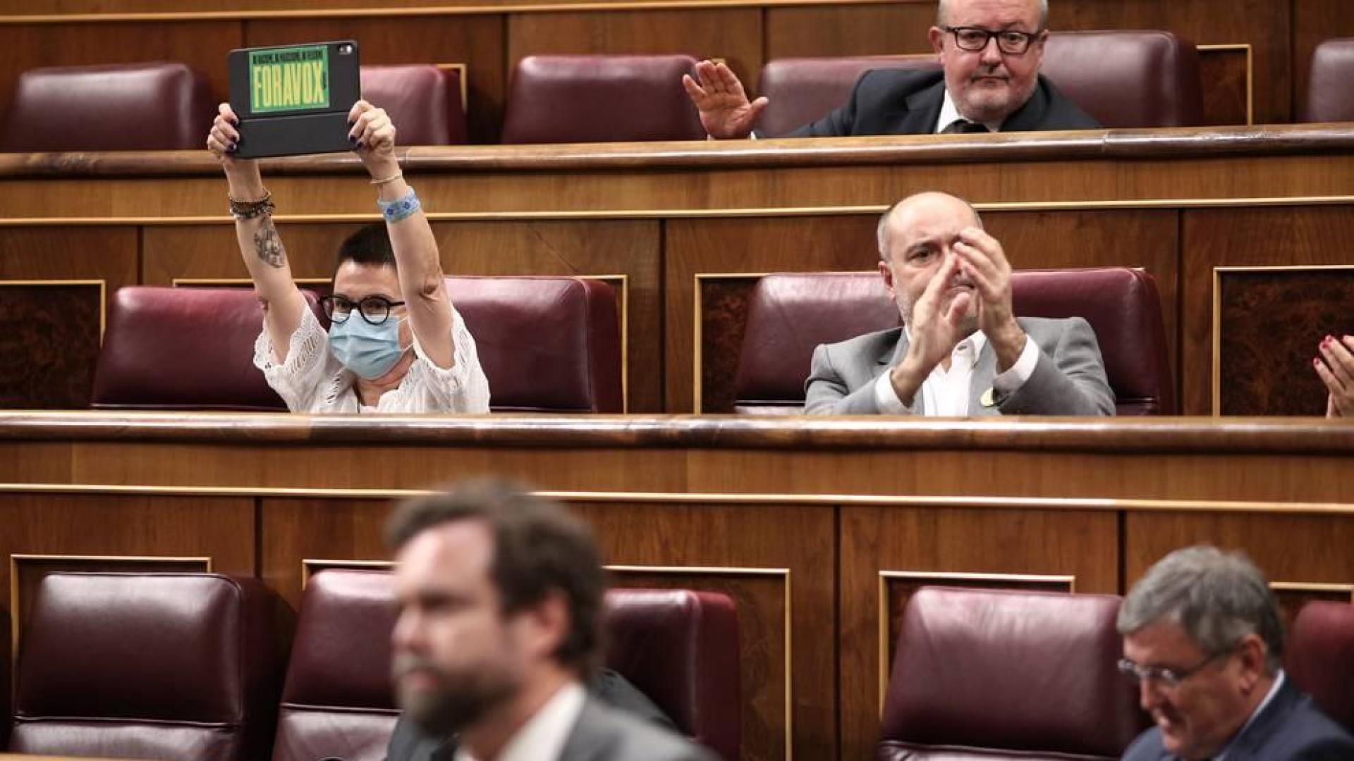 La diputada de ERC La diputada de ERC, Maria Carvalho Dantas, levanta un cartel durante una intervención de VOX en el debate de la conocida como 'Tasa Tobin'.
