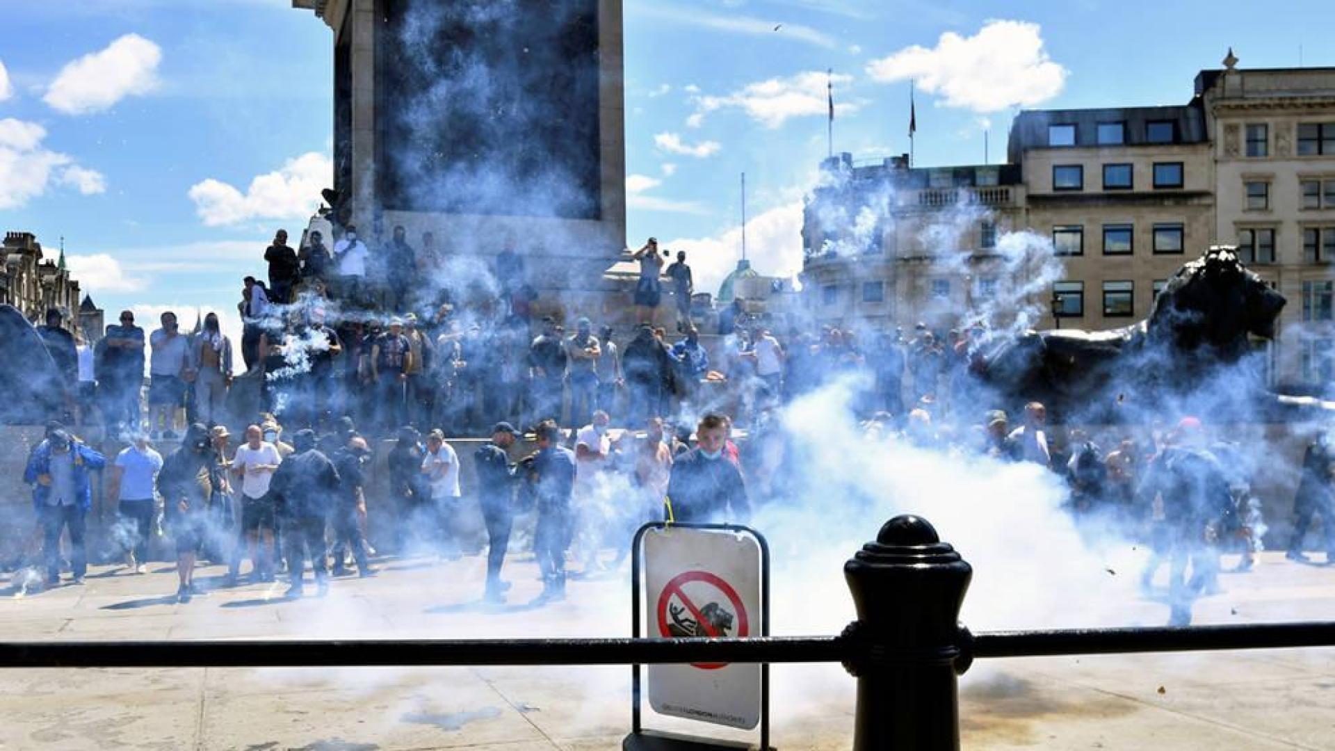 Graves disturbios entre policías y manifestantes de ultraderecha