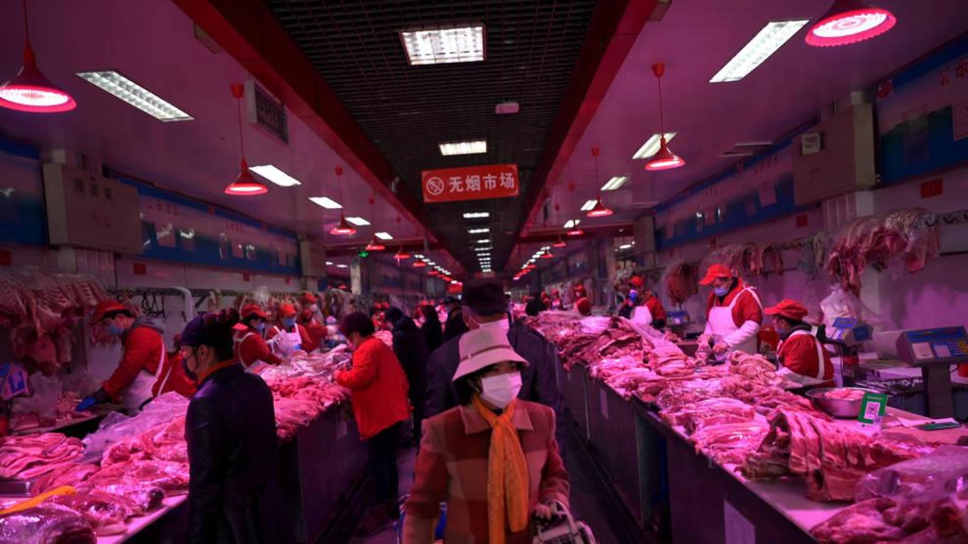 Un nuevo brote en el principal mercado de Pekín dispara las alarmas en China