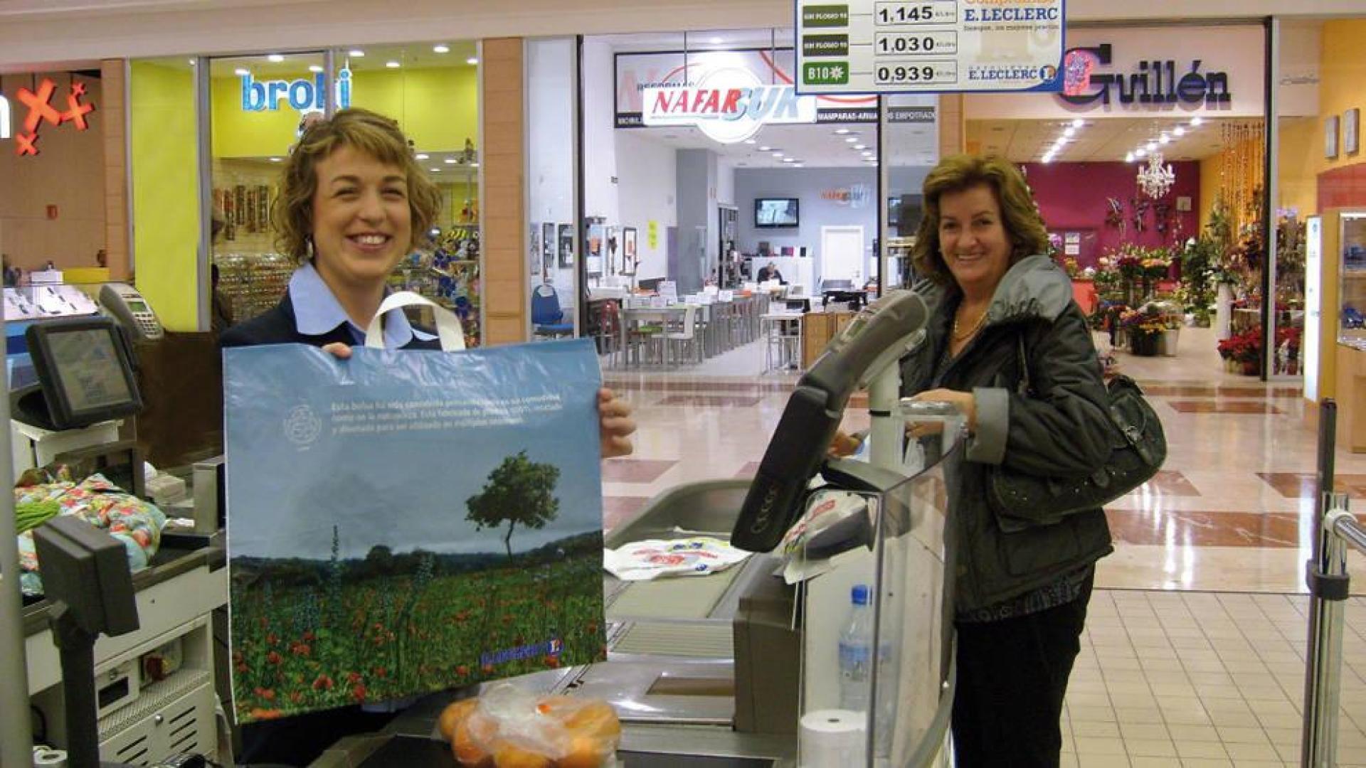 Los españoles reducen el uso de las bolsas de plástico