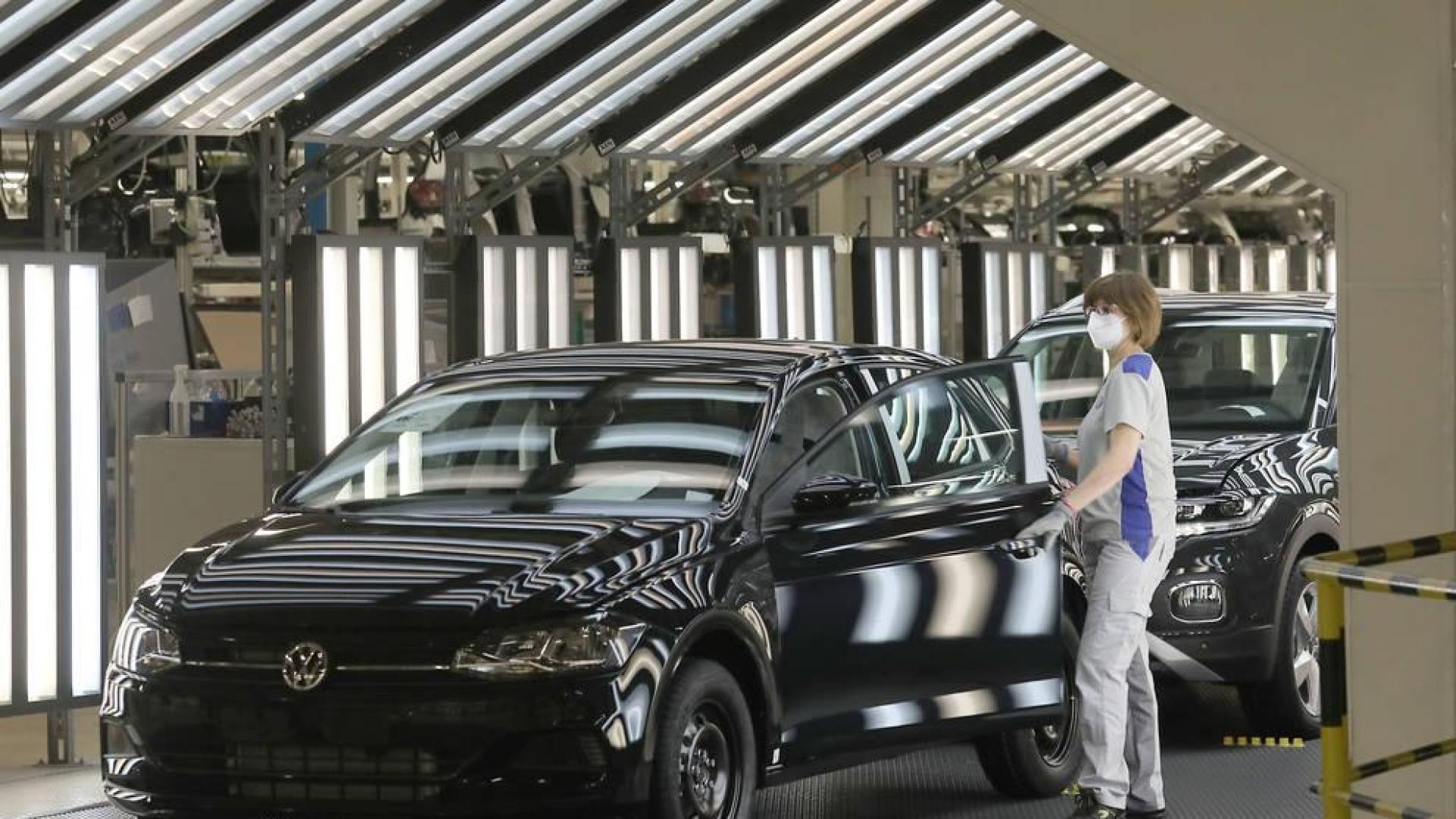 Primer día de trabajo en la cadena de Volkswagen tras el parón provocado por la pandemia.