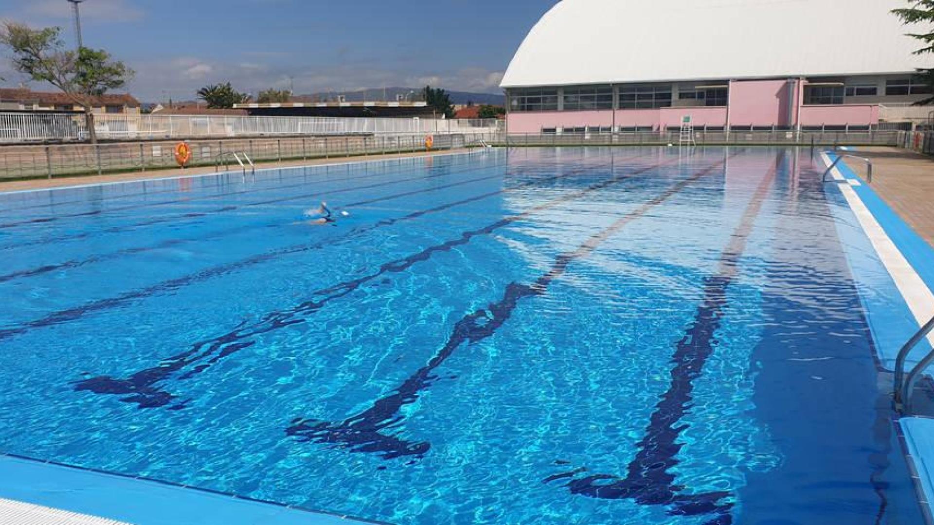 Un bañista disfruta de las piscinas municipales de Cintruénigo en su primer día de apertura.