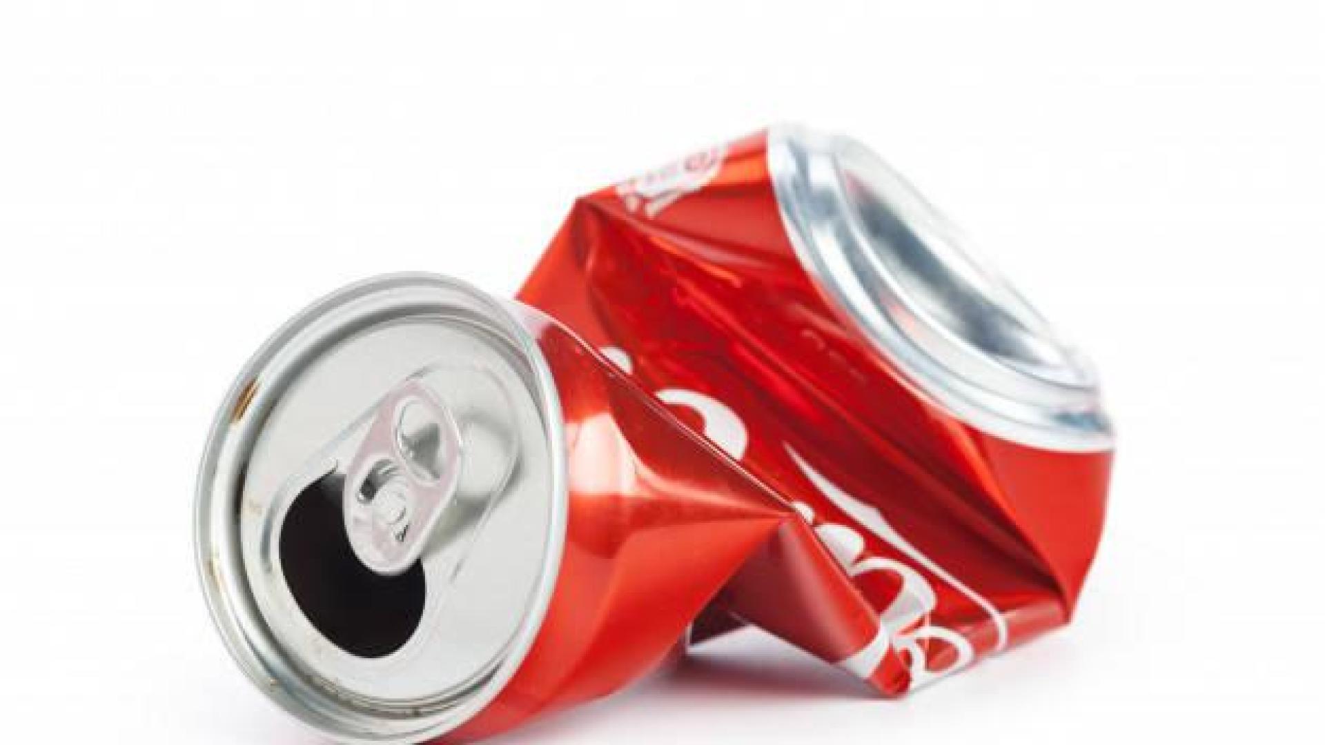 Expertos explican por qué no debemos aplastar las latas tras su uso