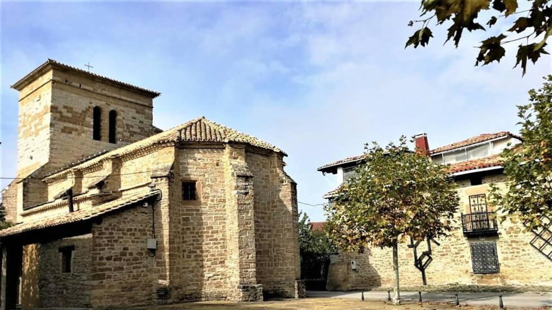 Vista de la iglesia de Paternain y parte de la plaza del concejo.