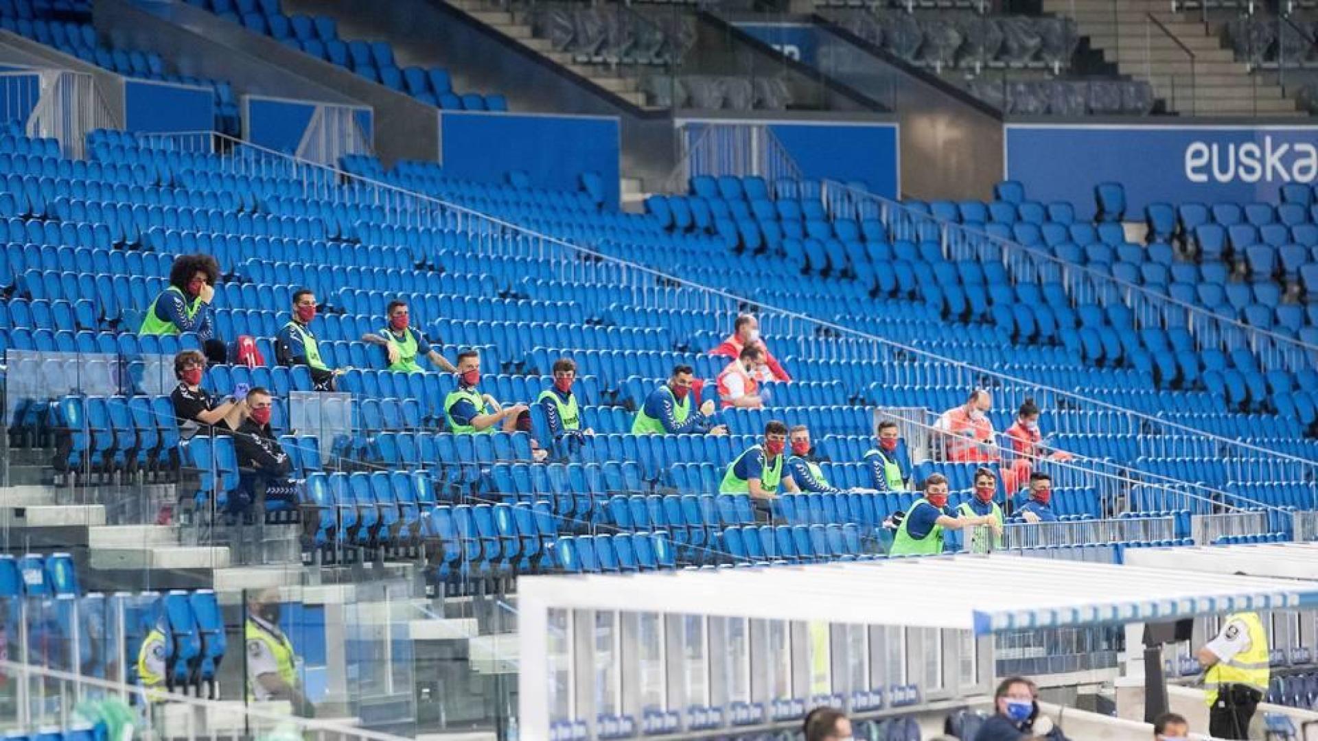 Los suplentes de Osasuna, en la grada del Reale Arena. En el banquillo solo estuvo Arrasate, Alkiza y el persoanl médico.