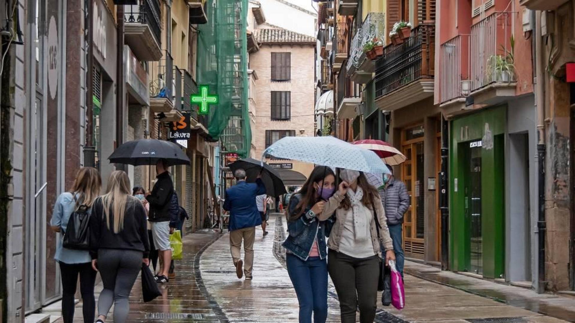 La calle Mayor de Estella, una de las principales zonas comerciales este martes en una lluviosa tarde.