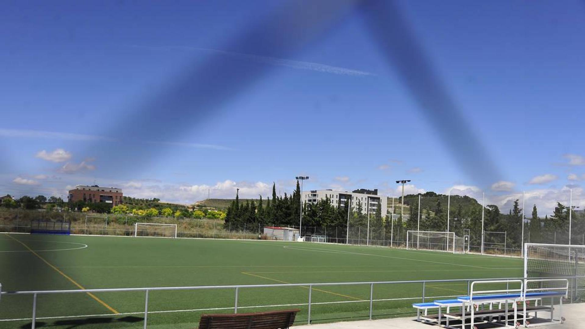 Se va a cambiar la hierba artificial del campo de fútbol para que esté listo para septiembre.