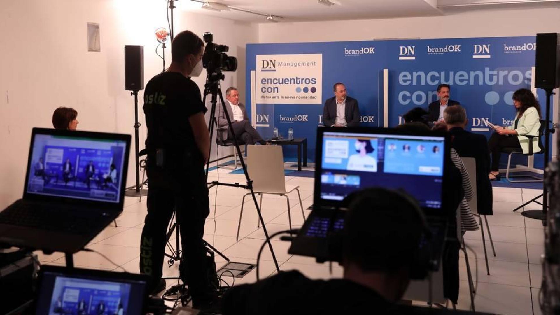 El foro fue retransmitido en directo vía streaming. Los ponentes, al fondo, separados por mamparas junto a Belén Galindo, responsable de comunicaciónde La Información.