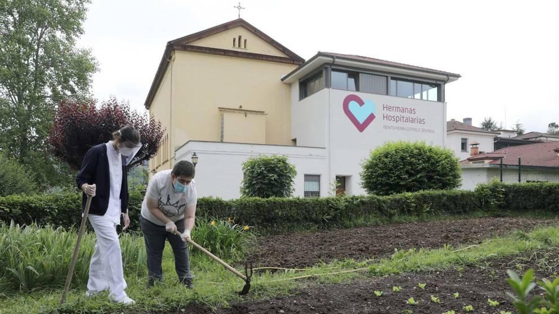 Una auxiliar y un residente del Centro Hospitalario Benito Menni, de Elizondo, en la huerta.
