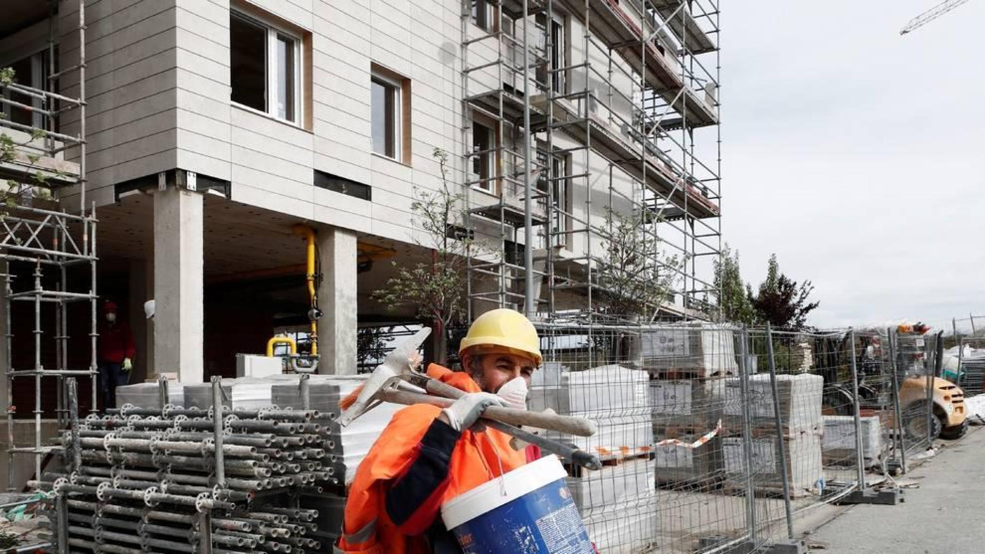 Un trabajador, en un obra este lunes con una mascarilla.
