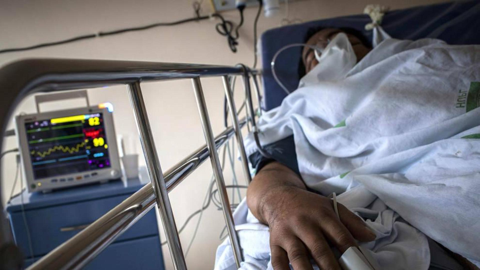 Un paciente del pueblo Bare recibe tratamiento en la unidad para indígenas del hospital de Manaus (Brasil).