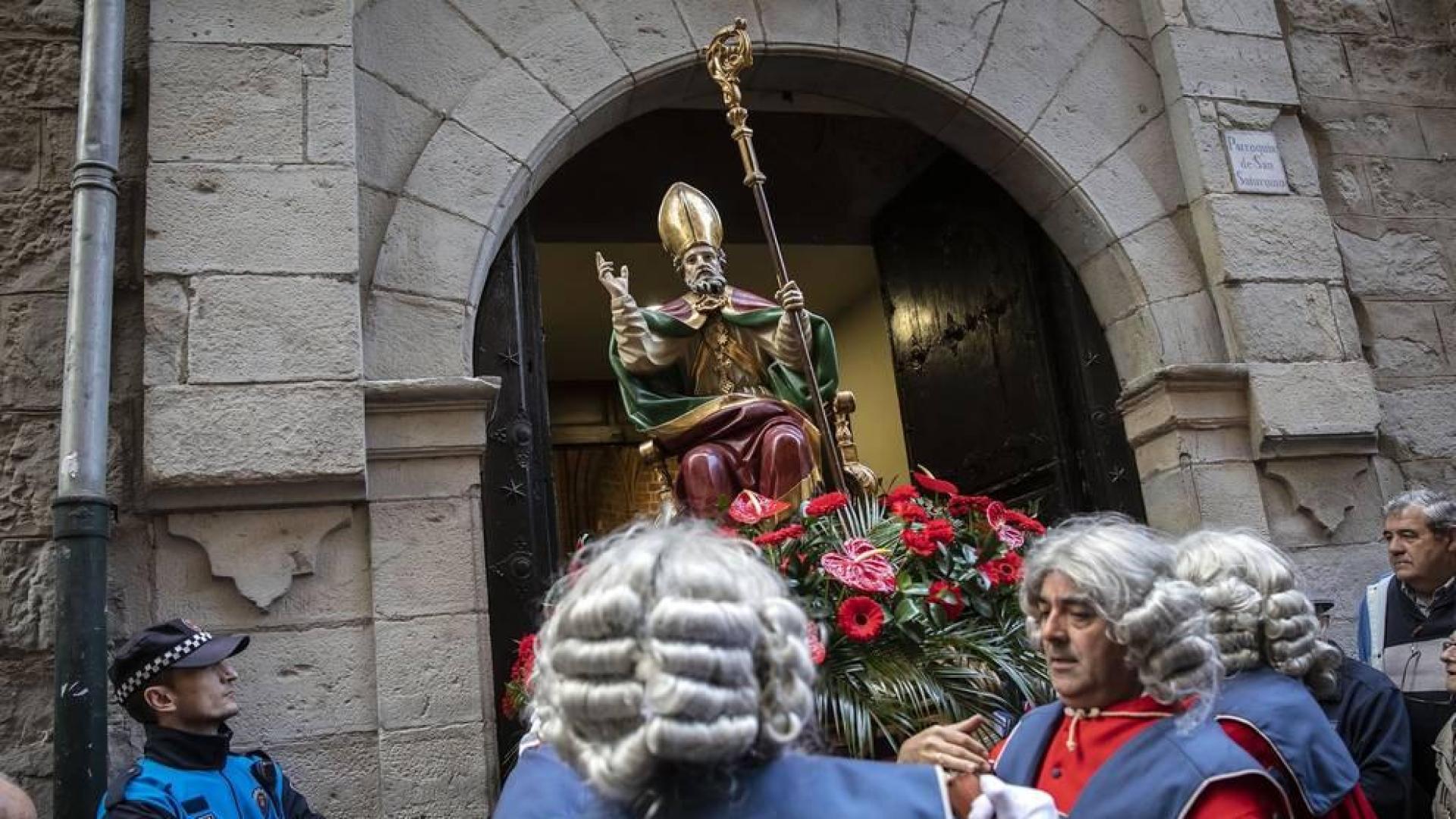 La ciudad de Pamplona celebra este viernes la festividad de su patrón, San Saturnino, con la tradicional procesión y misa en honor al santo y la salida de la comparsa Gigantes y Cabezudos.