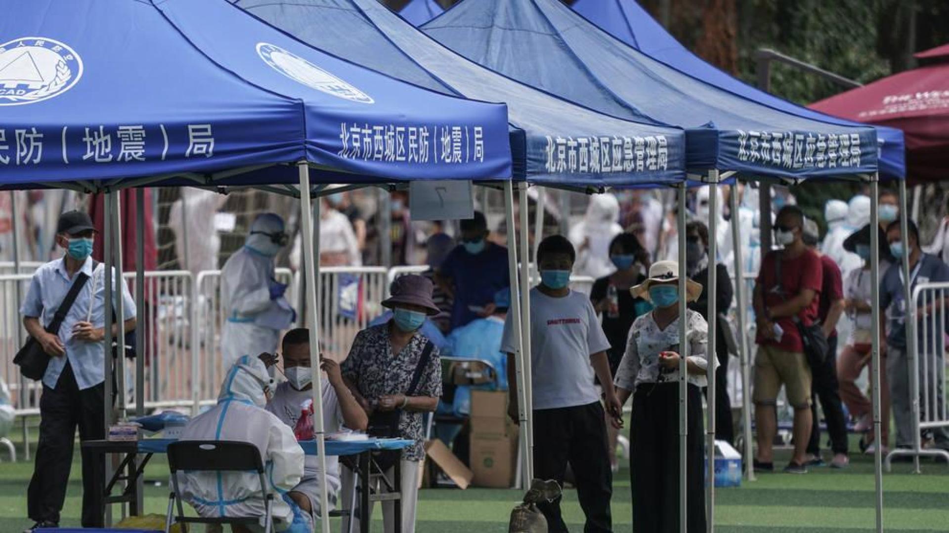 Pekín amplía las restricciones por el nuevo brote de coronavirus