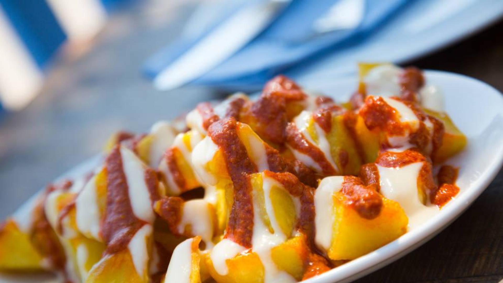 Fotografía de un plato de patatas bravas.