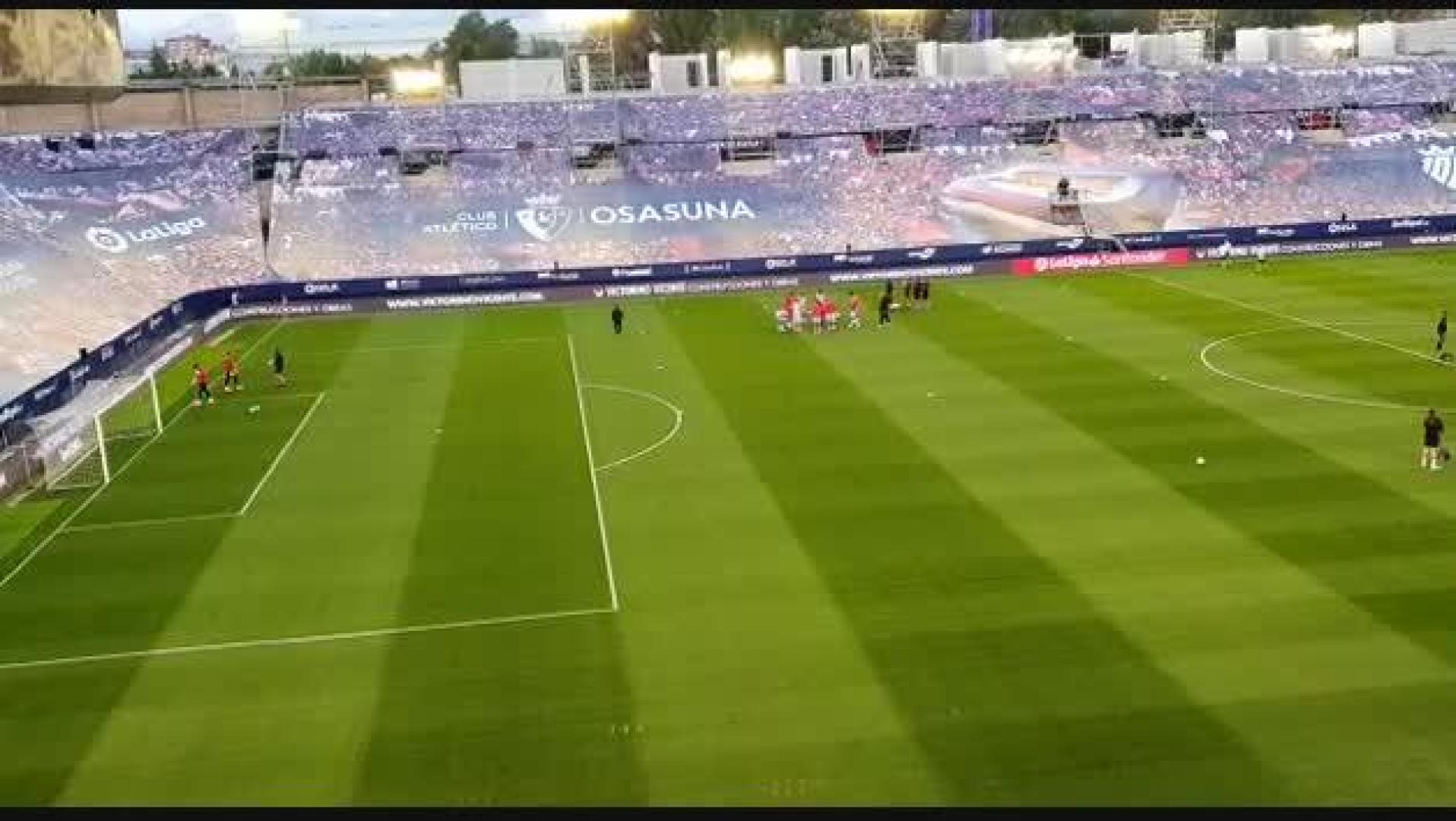Así luce El Sadar sin afición y en obras durante el calentamiento de Osasuna y Atlético