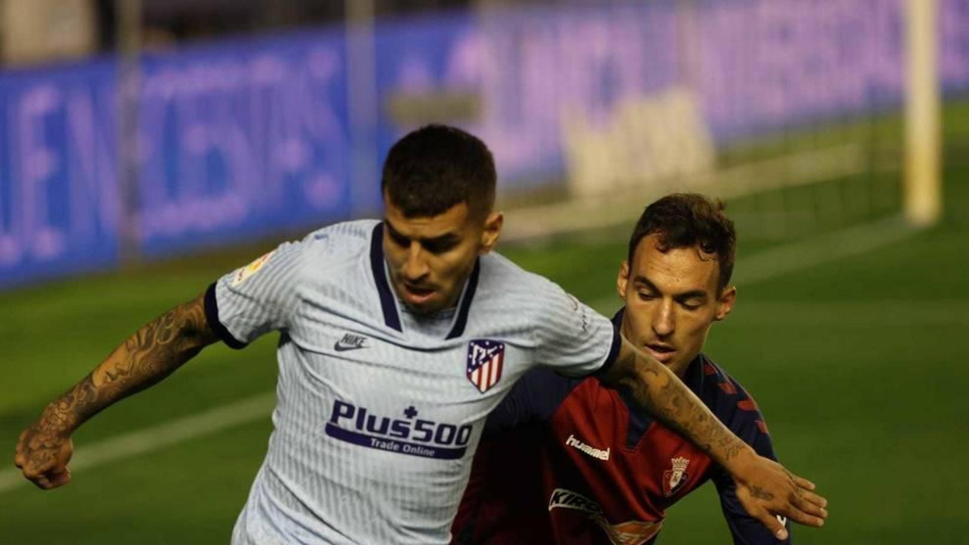 Correa y Unai García, en el partido Osasuna-Atlético.