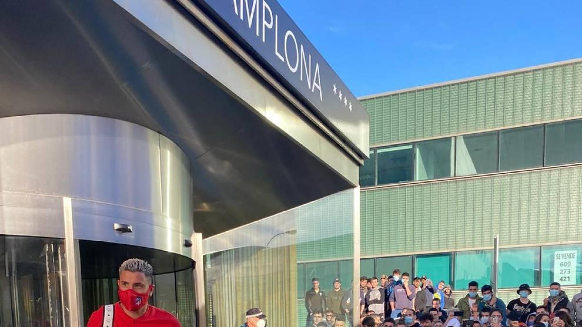 Giménez, a la salida del hotel en Zizur, con presencia de seguidores.