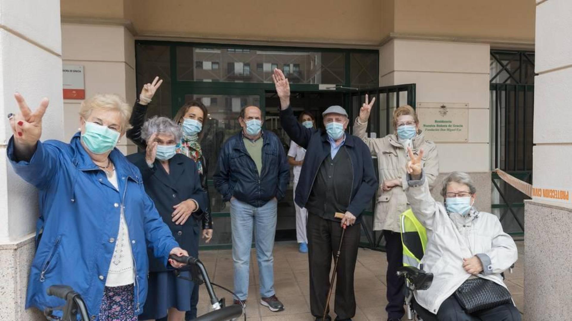Después de tres meses sin salir,  el primer grupo de residentes de La Milagrosa celebra su primer paseo por el centro de Tudela.