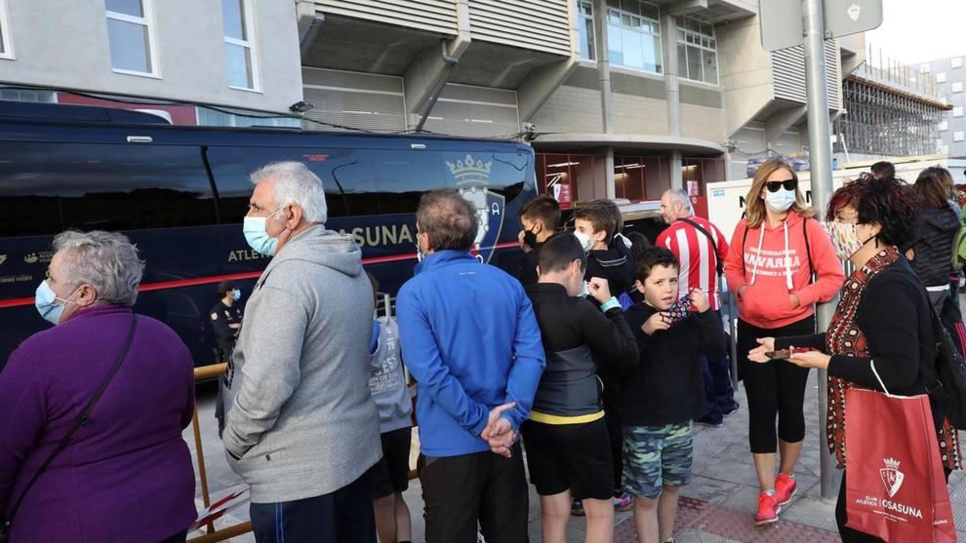 Un centenar de personas se acercó hasta la parte de atrás de Preferencia para poder ver a los jugadores y técnicos