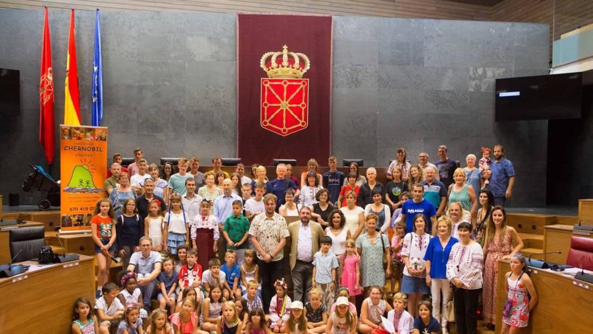 El Parlamento recibe a los menores en acogida de la Asociación Chernóbil