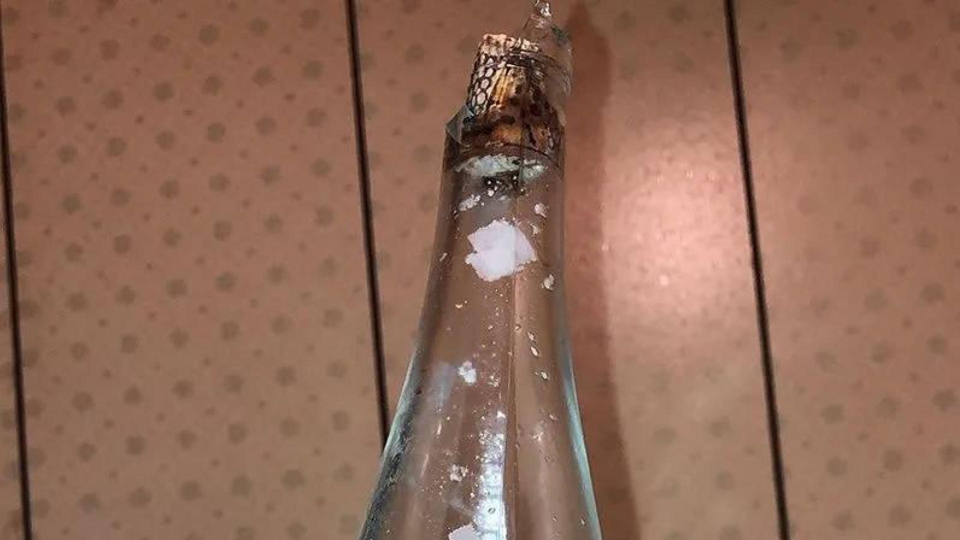 Fotografía botella con mensaje de hace 25 años.