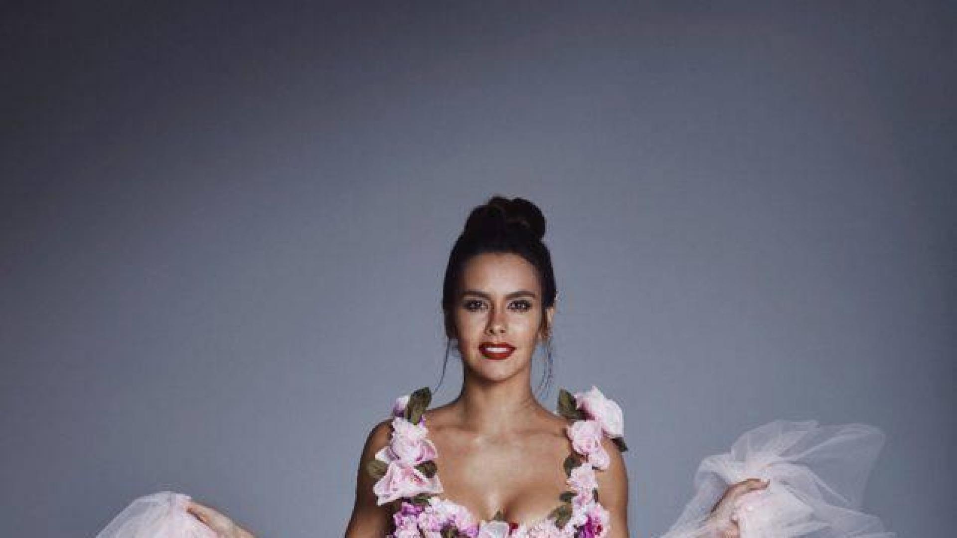 Cristina Pedroche eligió un bikini de flores con una capa de tul rosa de la firma Tot-Hom.