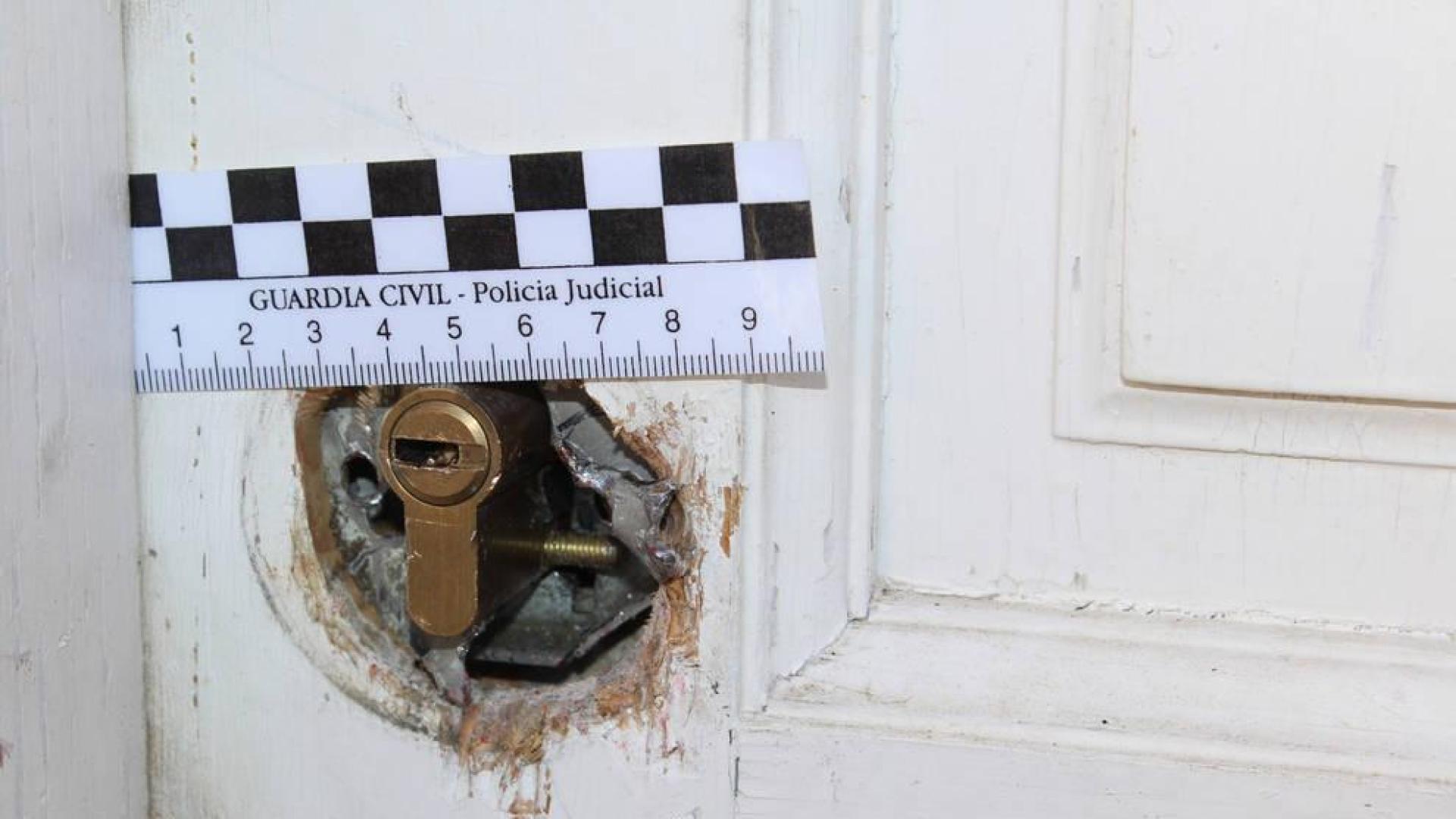 Tres detenidos sorprendidos cuando robaban en una vivienda en Puente la Reina