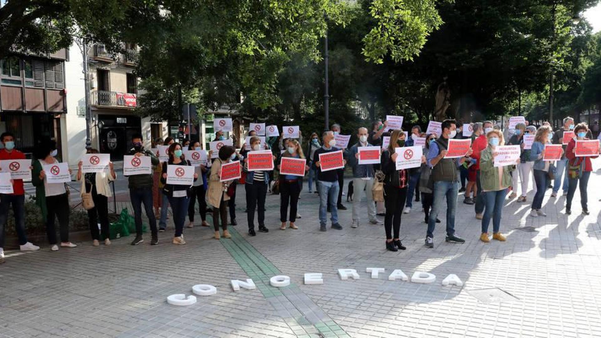 Concentración de los sindicatos de Educación frente al Parlamento de Navarra