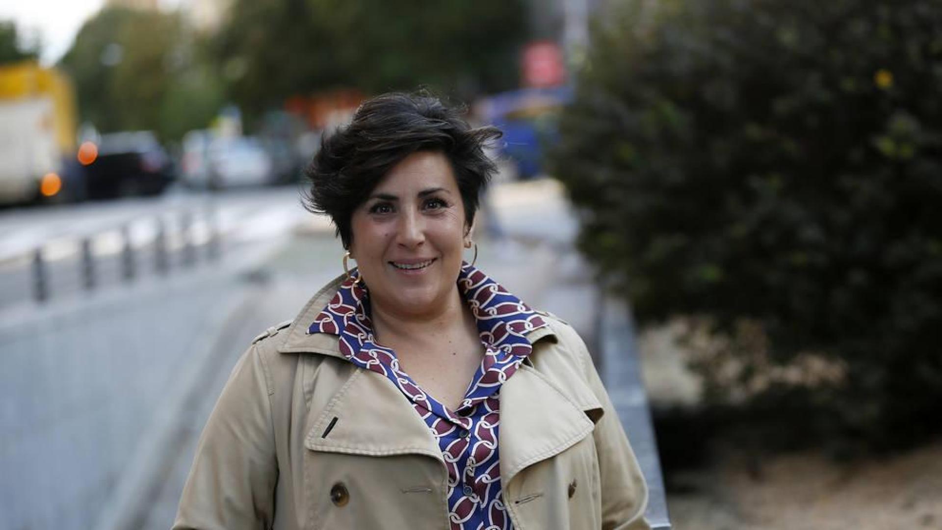 María Solana posa en la plaza del Vínculo, junto a la sede de Geroa Bai.
