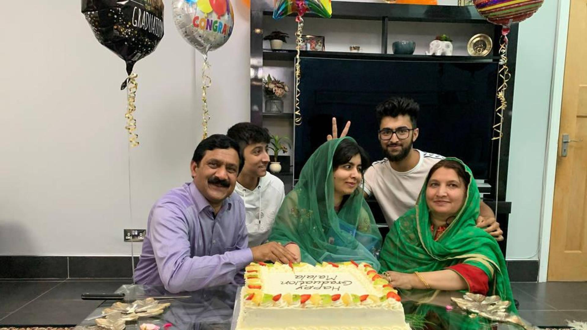Malala celebra junto a su familia su licenciatura en Oxford.