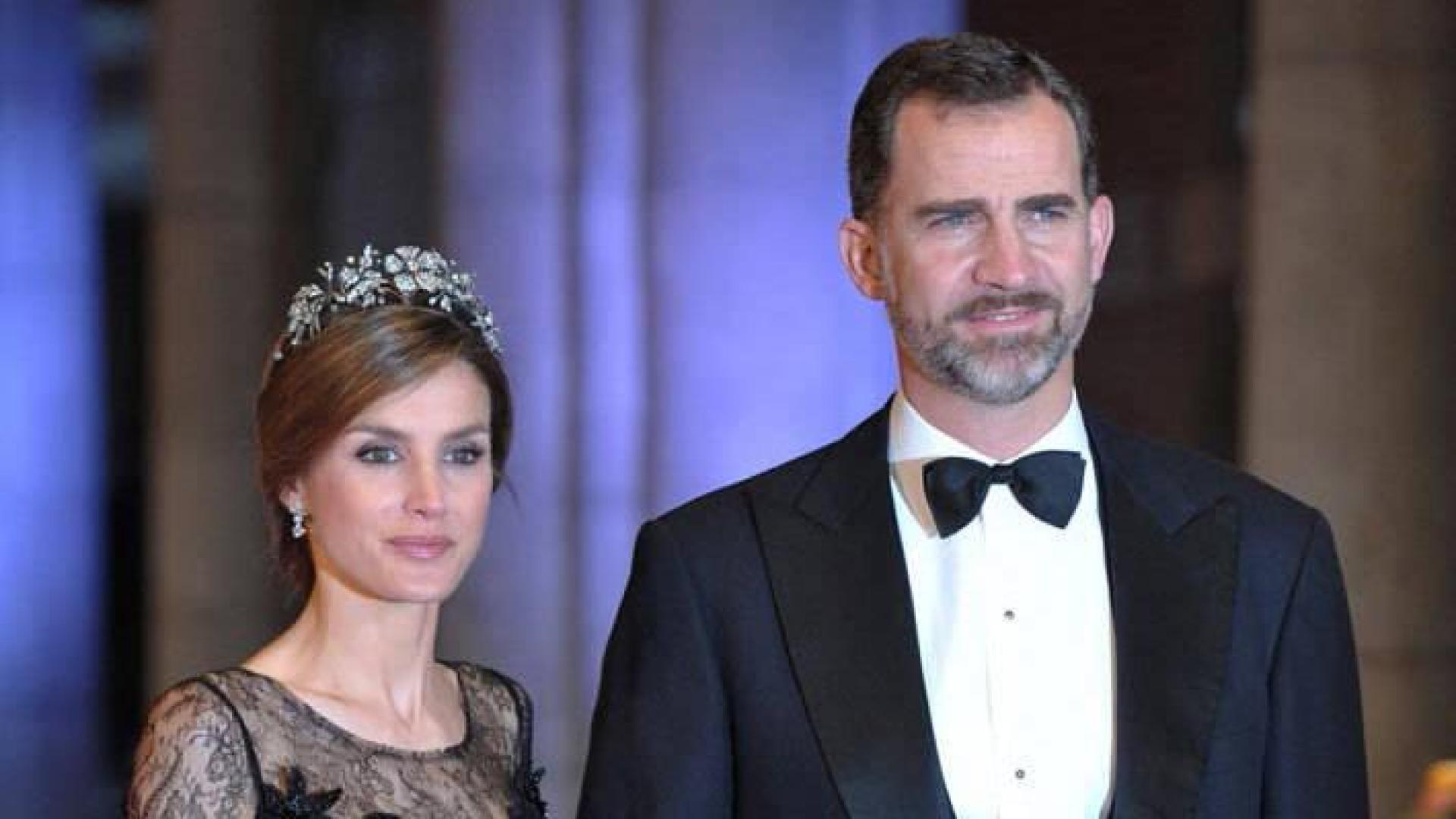 La reina Letiza, con un vestido de Felipe Varela, en 2013, junto a don Felipe.