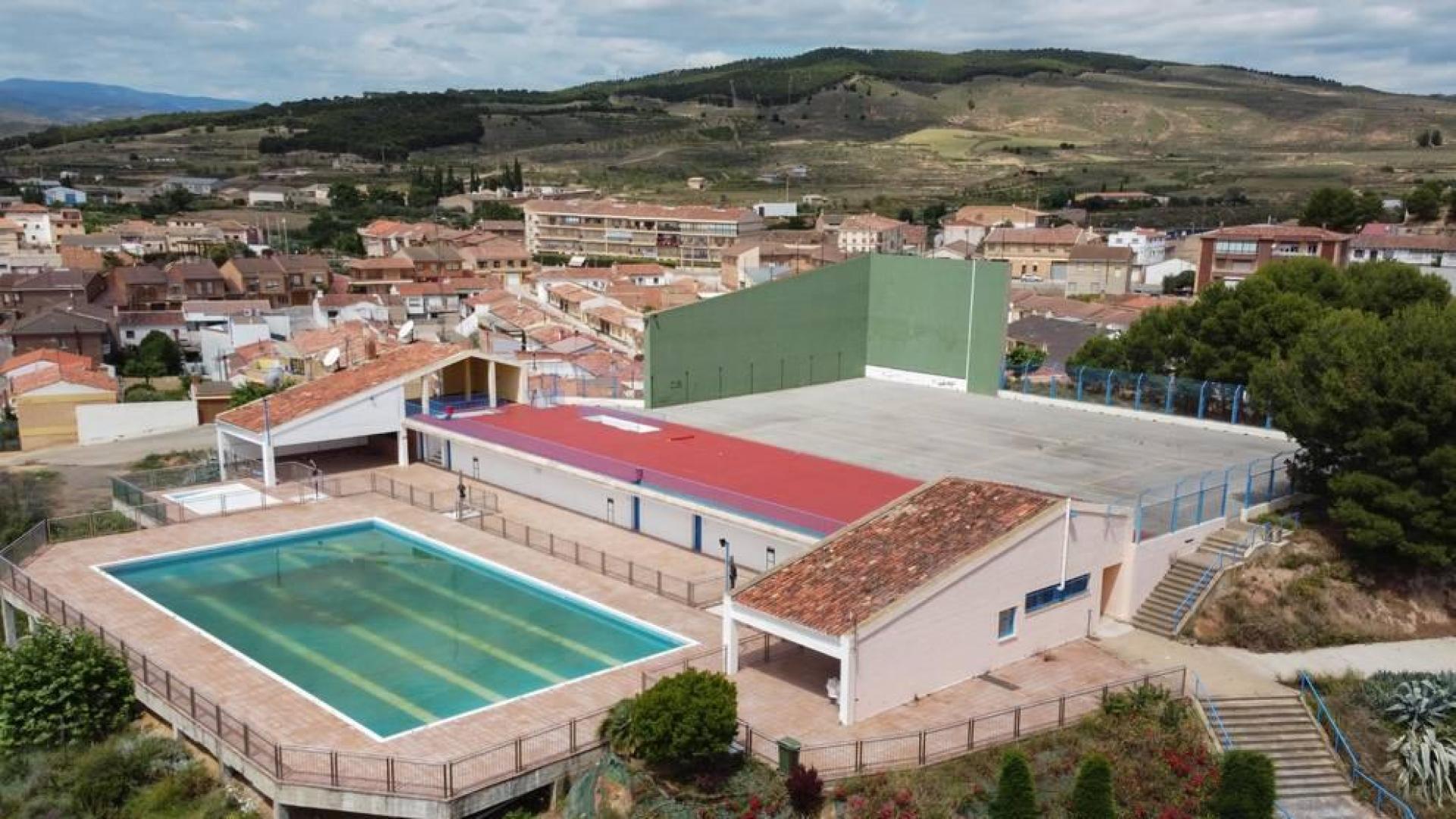 Panorámica de Fitero, con el complejo de piscinas en primer término, que permanecerán cerradas este verano.