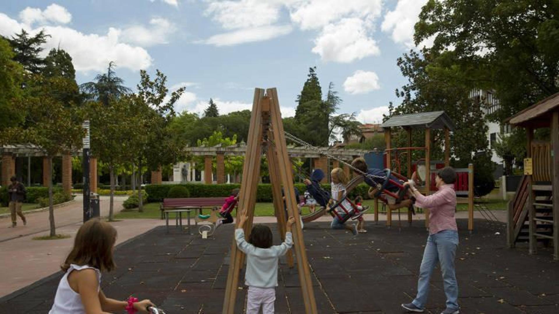 Al parque infantil de la Media Luna acuden cada día decenas de niños de la zona.