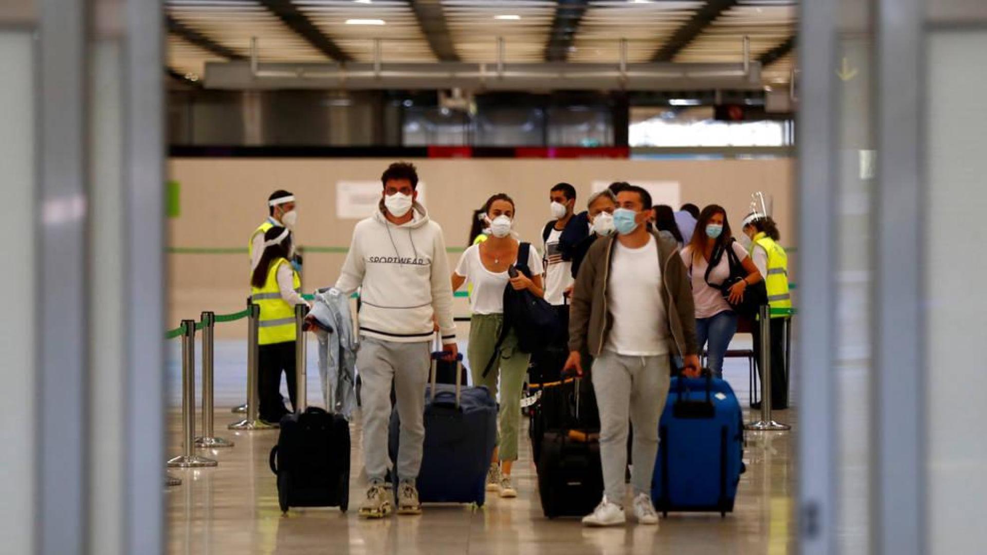 Los aeropuertos españoles comienzan a recibir a los primeros visitantes