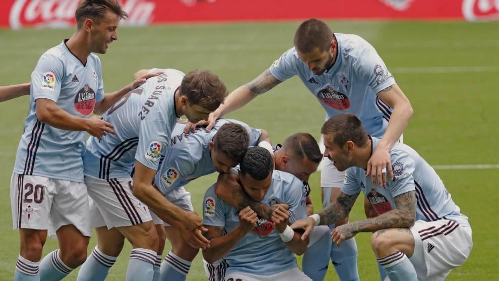 Nelson Murillo celebra el primer tanto del Celta con sus compañeros.