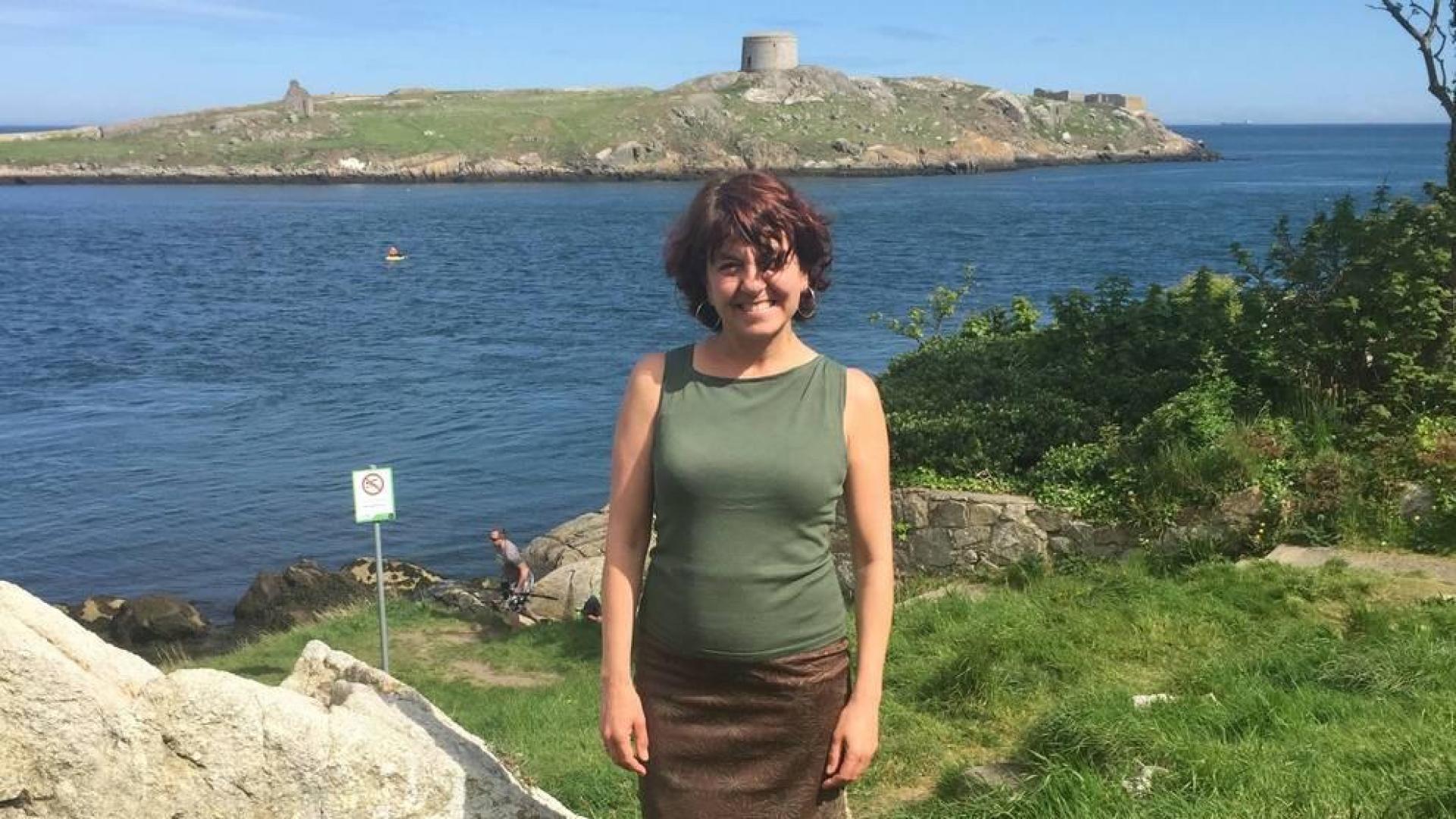 Marta Gimena Ramos con la isla de Dalkey detrás y su Martello tower al fondo, al sur de la bahía de Dublín. Existen unas 50 Martello towers (construcciones defensivas) a lo largo de la costa irlandesa, sobre todo en el este.