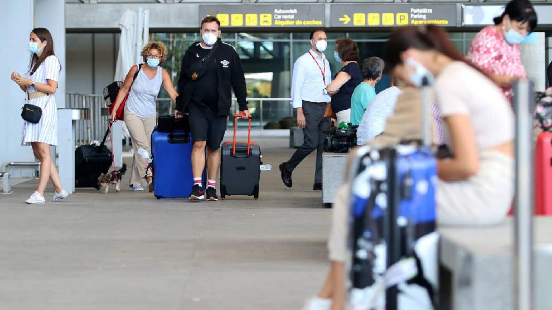 Llegada de turistas al aeropuerto de Málaga.
