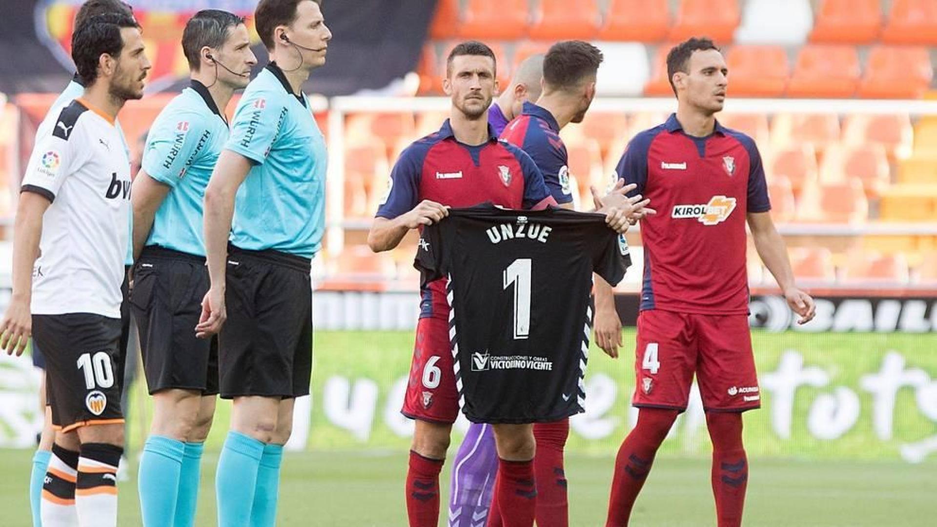 Oier saltó al terreno de juego con una camiseta de portero con el dorsal 1 y el nombre de Juan Carlos Unzué.