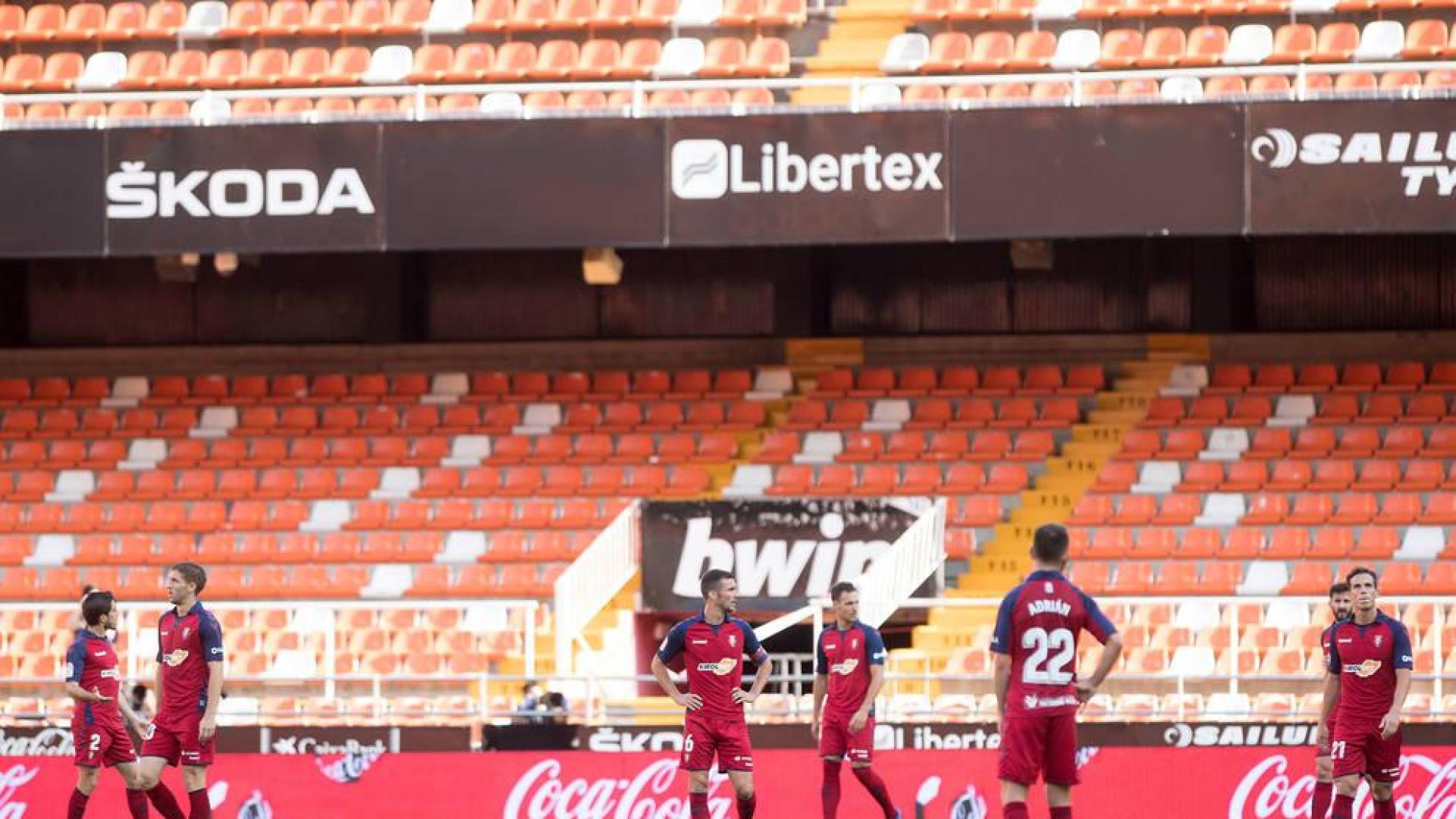 Los jugadores de Osasuna, cabizbajos, se lamentan en Mestalla después de uno de los goles encajados.