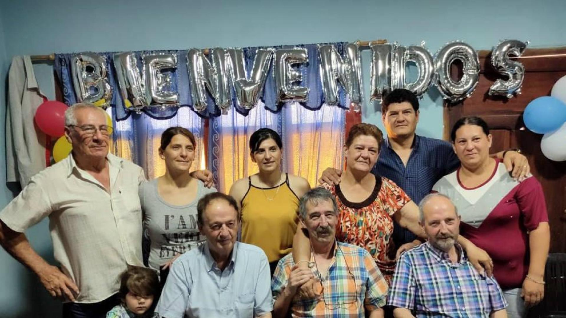 Sentados (de izda a dcha), los tres hermanos de Espina: Peio, Casimiro y Bernardo Urtasun Urtasun. Detrás; sus primos y sobrinos argentinos: Alberto Urtasun, Mariana Barrozo Urtasun, Lorena Barrozo Urtasun, María Nieves Urtasun, Félix Barroso y Marita Barrozo Urtasun, en Aguaray, provincia de Salta, el 14 de marzo. Al día siguiente, de regreso a España, es cuando les detuvieron y 'encarcelaron' una semana en un hospital.