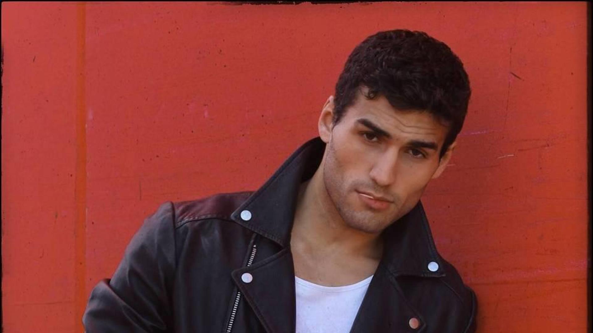 Javier Achaga (@javierachaga en Instagram) acaba de terminar un grado superior en Actividades Físico-Deportivas y trabaja como camarero en un bar de San Nicolás.